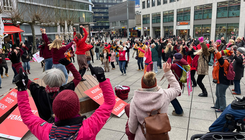 Tanzende Frauen für gewaltfreiheit und gleichwertigkeit auf einem öffentlichen Platz